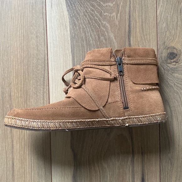 Women's Ugg Reid Moc Ankle Boot - Picture 9 of 11